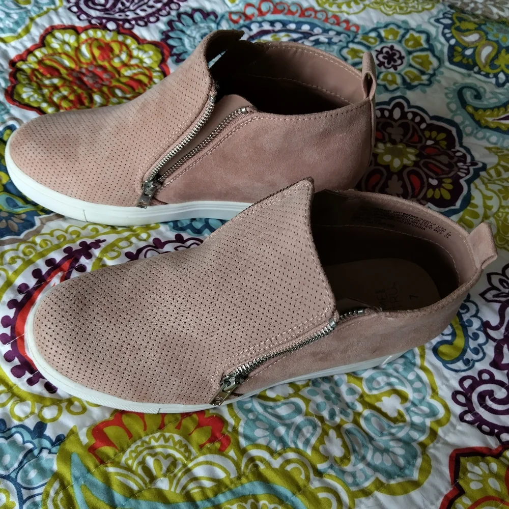 Stylish Women's Dusty Rose  Zip-Up Wedge Sneakers - Picture 3 of 6